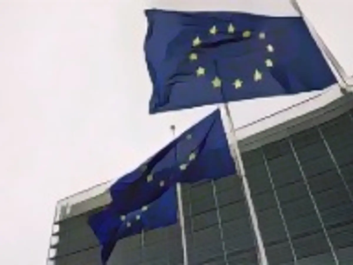 Флаги Европейского союза (ЕС) рядом со зданием Европейской комиссии в Брюсселе, Бельгия, в пятницу, 10 ноября 2023 года. Страны еврозоны и Европейский центральный банк должны координировать фискальную и монетарную политику, стремясь снизить инфляцию до целевого уровня ЕЦБ в 2%, считает министр финансов Бельгии Винсент Ван Петегем. Фотограф: Simon Wohlfahrt/Bloomberg via Getty Images