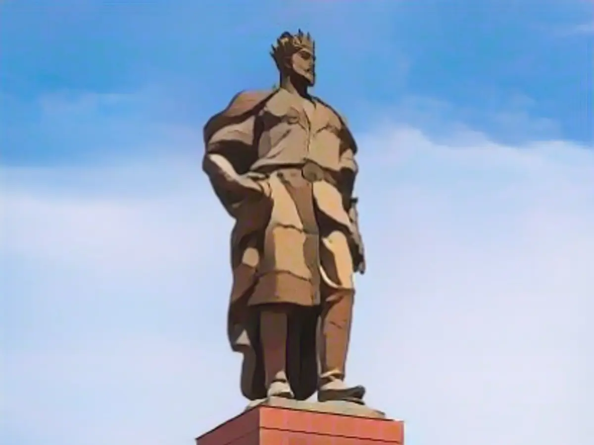 Timur s-a născut la periferia orașului Shakhrisabz de astăzi, în 1336. Acest monument grandios al ultimului conducător - unul dintre cele trei din Uzbekistan - se află la mai puțin de 500 de metri de palat.