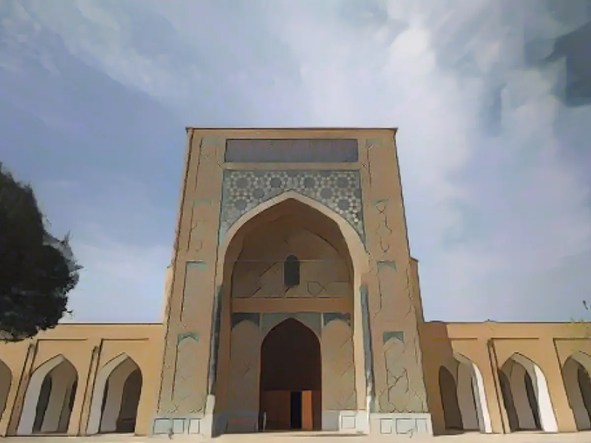 Pasada la estatua se encuentra la hermosa mezquita Kok-Gumbaz, la mezquita local de los viernes, donde antiguos arces ofrecen sombra a los fieles.