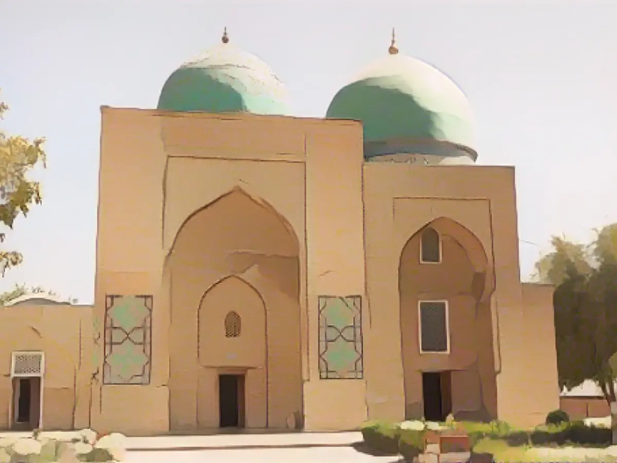 Este complexo religioso em Shakhrisabz alberga uma bela madrassa e vários túmulos.