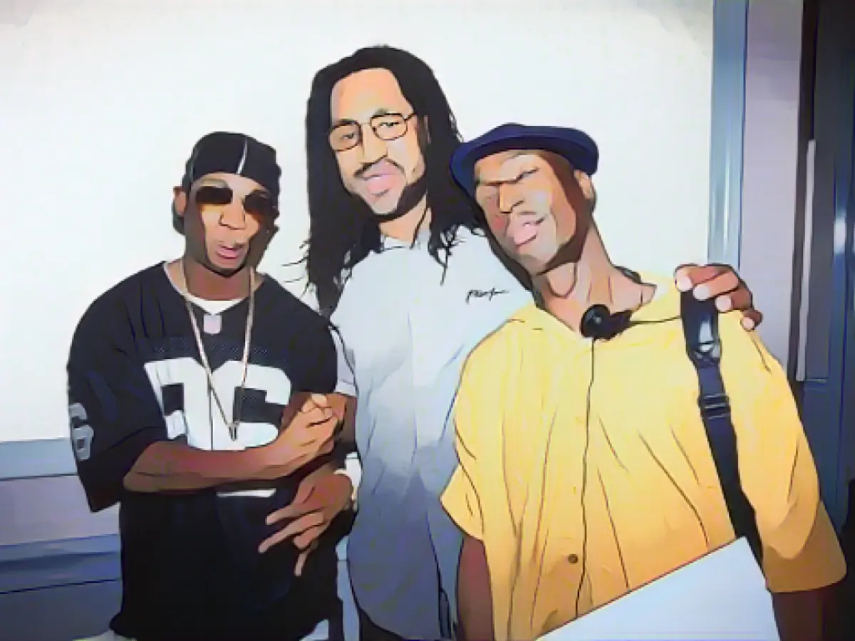 DJ Kool Herc (ortada) rapçi arkadaşları Ja Rule ve Grandmaster Flash ile birlikte, 2000 yılı dolaylarında.