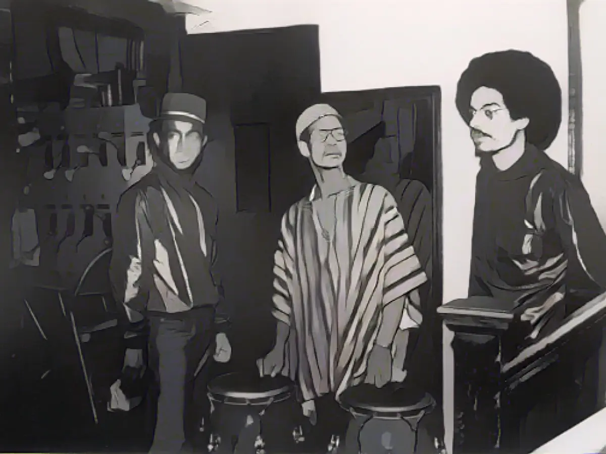The Last Poets üyeleri (soldan sağa: Jalal Mansur Nuriddin, Nilaja Obabi ve Umar Bin Hassan) 1970 dolaylarında New York'ta resmedilmiştir.