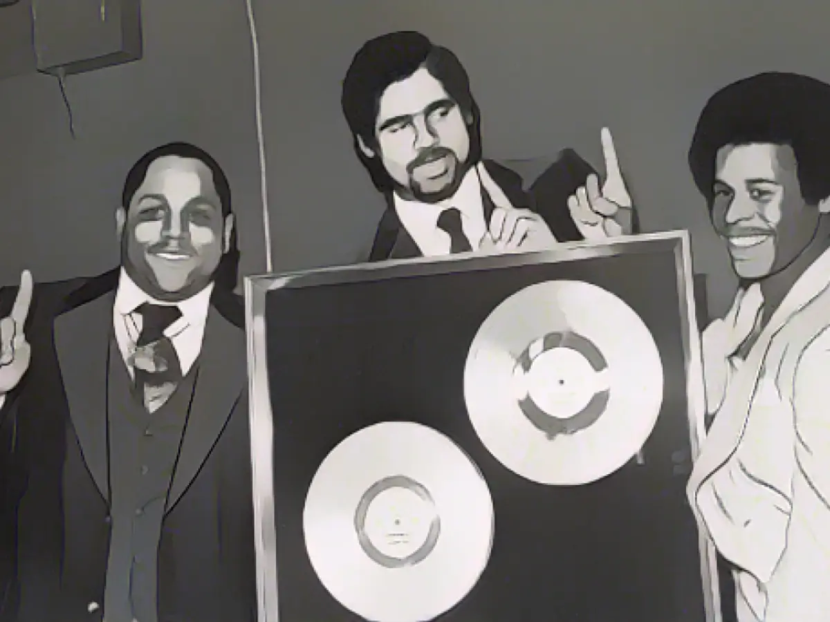 Le Sugar Hill Gang (membres de gauche à droite : Big Bank Hank, Wonder Mike et Master G), photographié vers 1980 avec leur disque d'or pour 