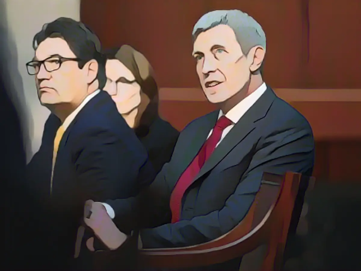 Адвокаты Эрик Олсон (справа) и Шон Гримсли слушают аргументы Джейсона Мюррея в Верховном суде Колорадо в среду, 6 декабря 2023 года, в Денвере.