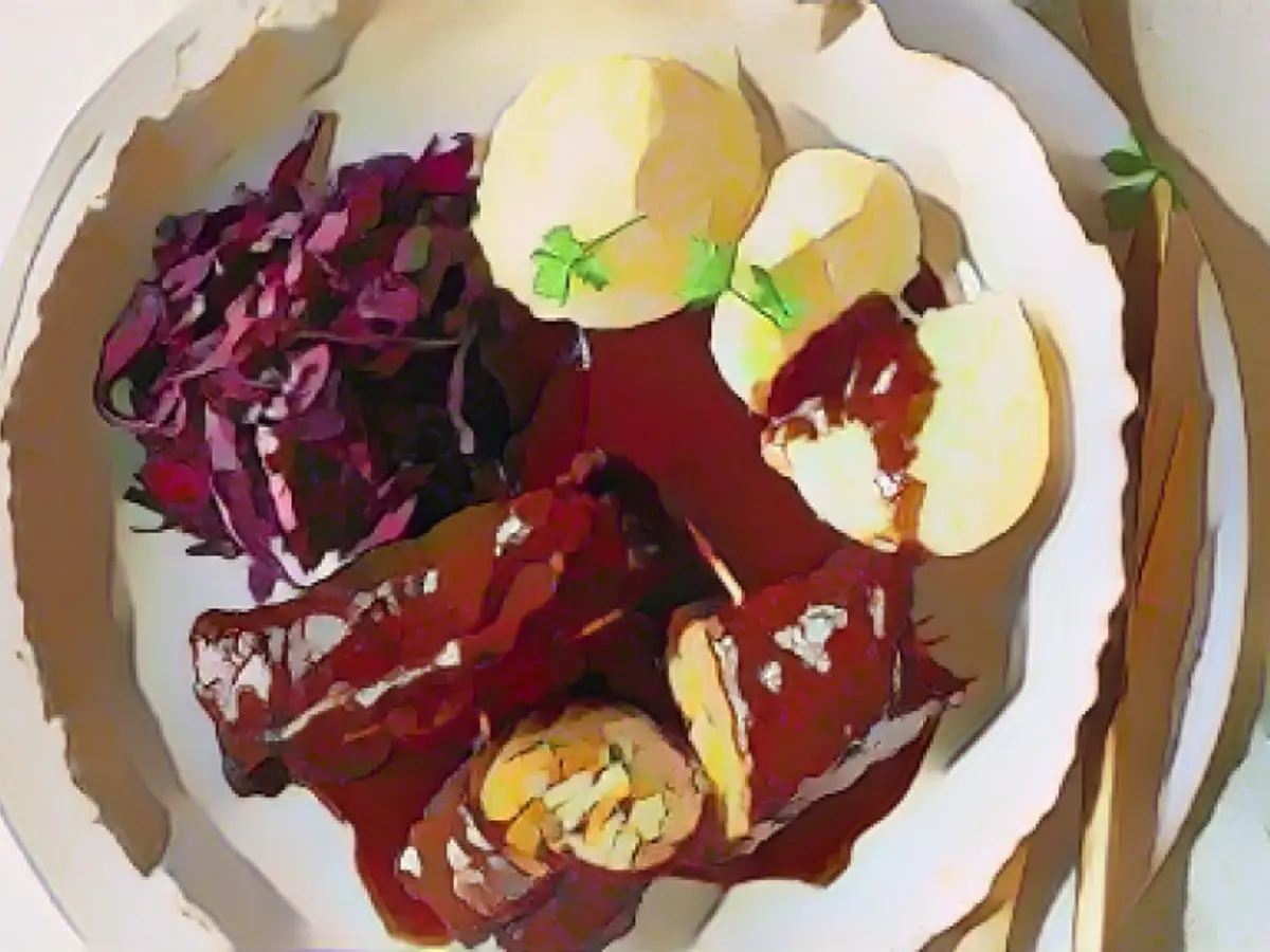 If you like it hearty and classic, you can serve vegan roulades with red cabbage and potato dumplings at Christmas
