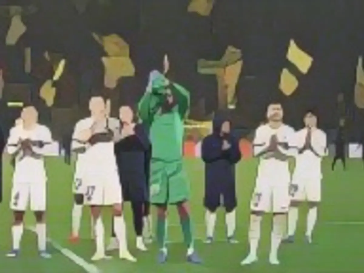 Die Spieler von Paris Saint-Germain applaudieren nach dem Fußballspiel zwischen Borussia Dortmund und Paris Saint-Germain in der Champions League-Gruppe F im Signal Iduna Park in Dortmund, Deutschland. 13. Oktober 2023. (AP Photo/Martin Meissner)