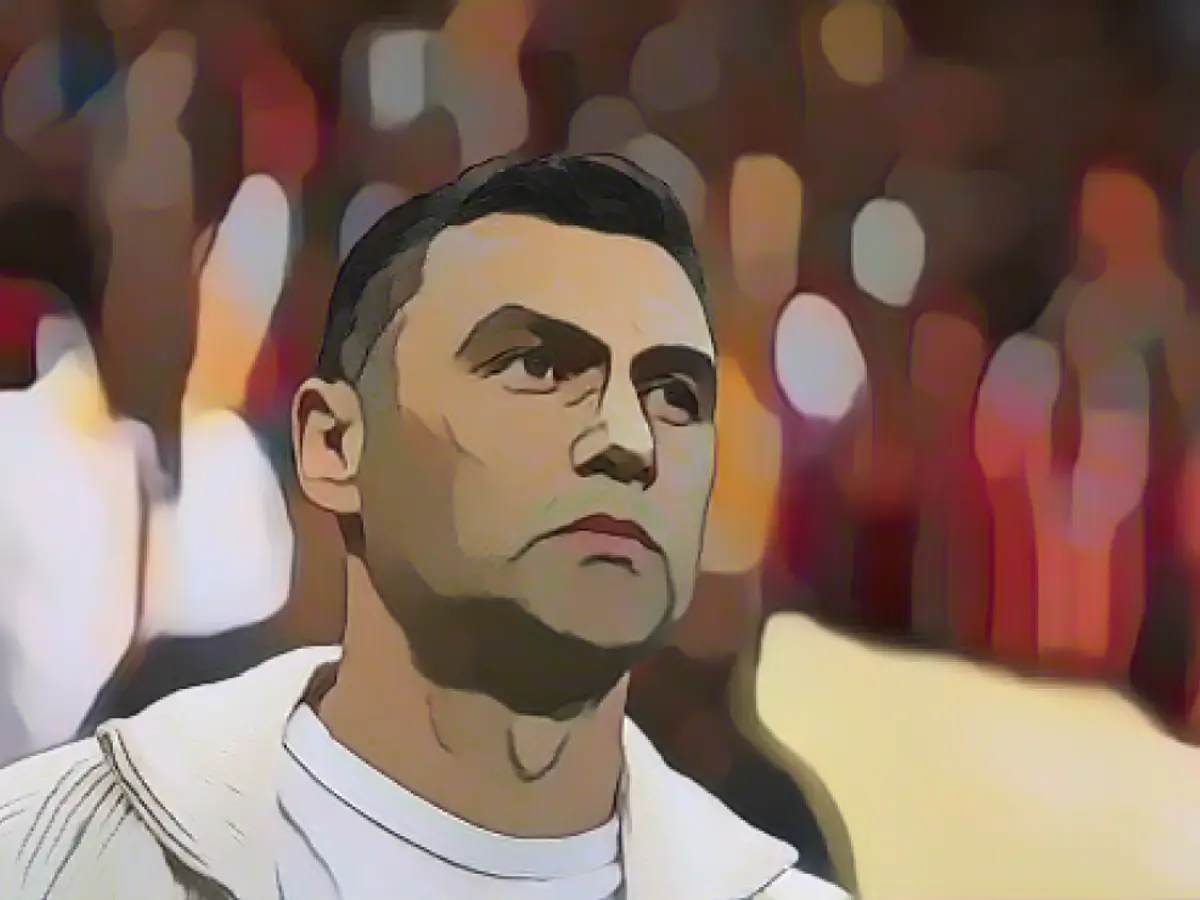 O treinador principal do Besiktas, Burak Yilmaz, observa o jogo da Super Lig entre o Galatasaray e o Besiktas no RAMS Stadyumu, a 21 de outubro de 2023, em Istambul, na Turquia. No início deste ano, Yilmaz saiu em defesa de Galtier. O treinador francês e o antigo internacional turco trabalharam juntos no Lille.