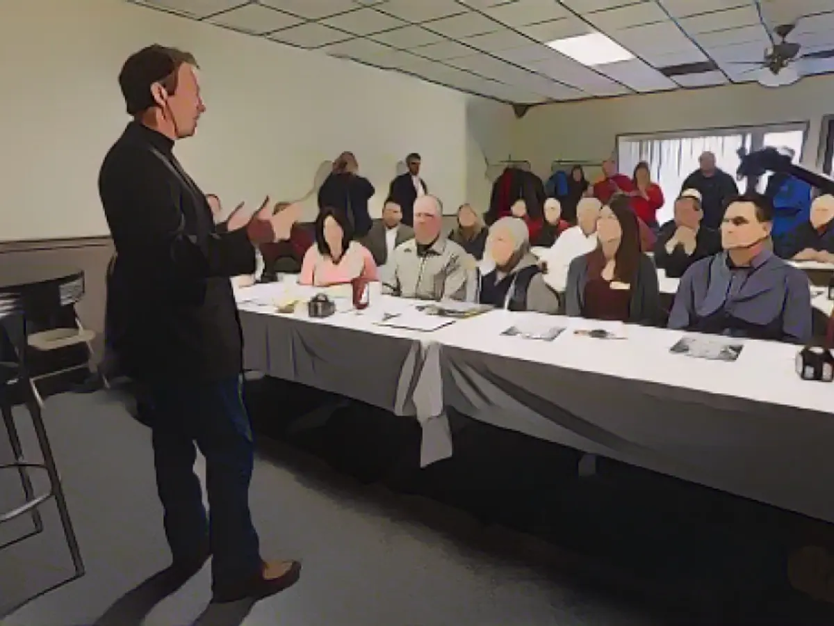 Пол выступает в Рочестере, штат Нью-Гэмпшир, перед встречей с потенциальными избирателями в марте.