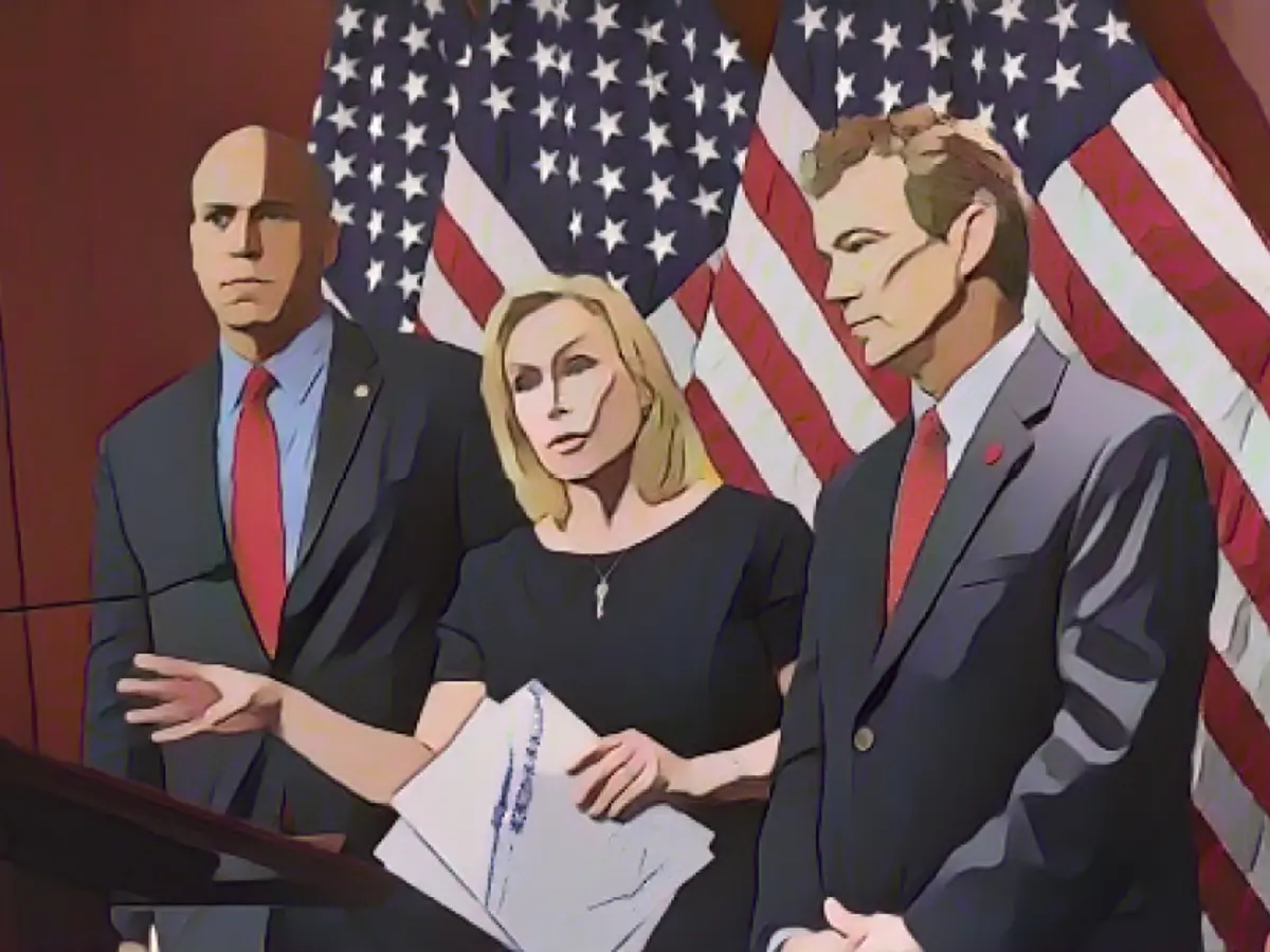 Сенсоры США (слева направо). Кори Букер, Кирстен Гиллибранд и Пол присутствуют на пресс-конференции, посвященной объявлению нового законопроекта о медицинской марихуане, в марте 2014 года в Капитолии США в Вашингтоне.