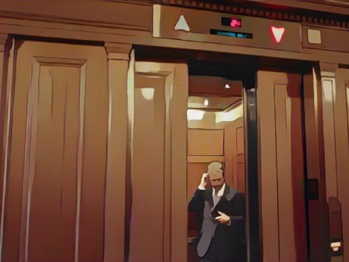 Пол поднимается на лифте после посещения заседания Республиканской фракции в Вашингтоне в июле 2011 года.
