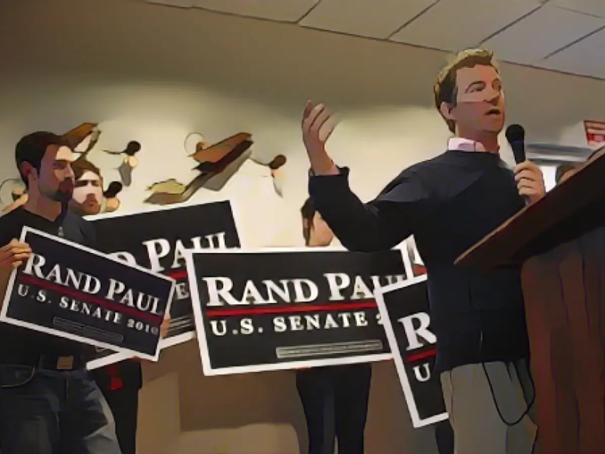 Пол выступает перед сторонниками в родном городе Боулинг-Грин, штат Кентукки, во время своей предвыборной кампании в Сенат в ноябре 2010 года.