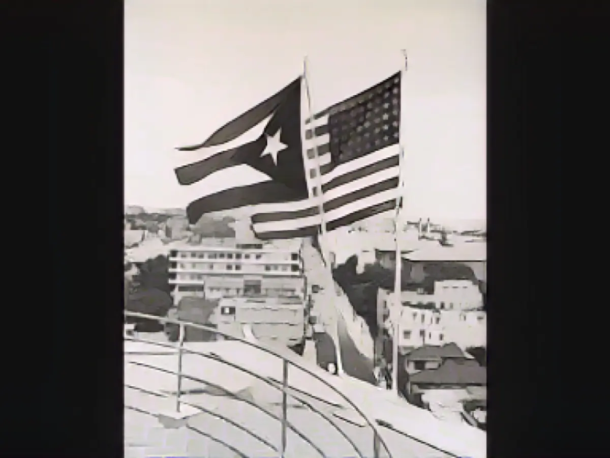 Portoricanii sunt cetățeni americani din 1917, iar insula este un commonwealth american din 1952. Puerto Rico și-a scris propria constituție, care a fost aprobată de Congres și semnată de președintele Harry S. Truman.