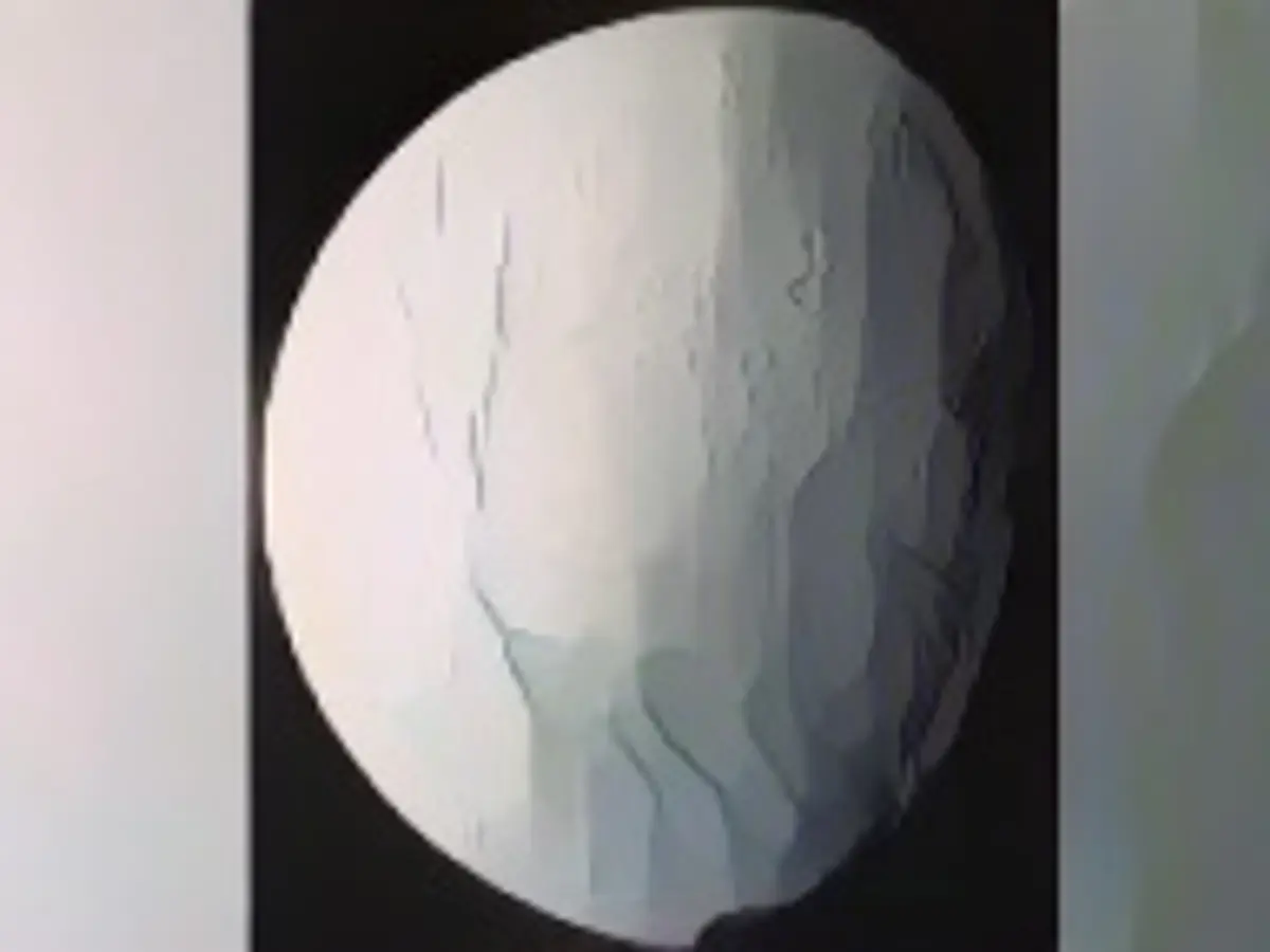 În timp ce trecea pe lângă polul sudic al lunii Enceladus, luna lui Saturn, la 14 iulie 2005, Cassini a obținut imagini de înaltă rezoluție ale acestei lumi de gheață. De la distanță, Enceladus prezintă un amestec bizar de cratere înmuiate și terenuri complexe, fracturate.