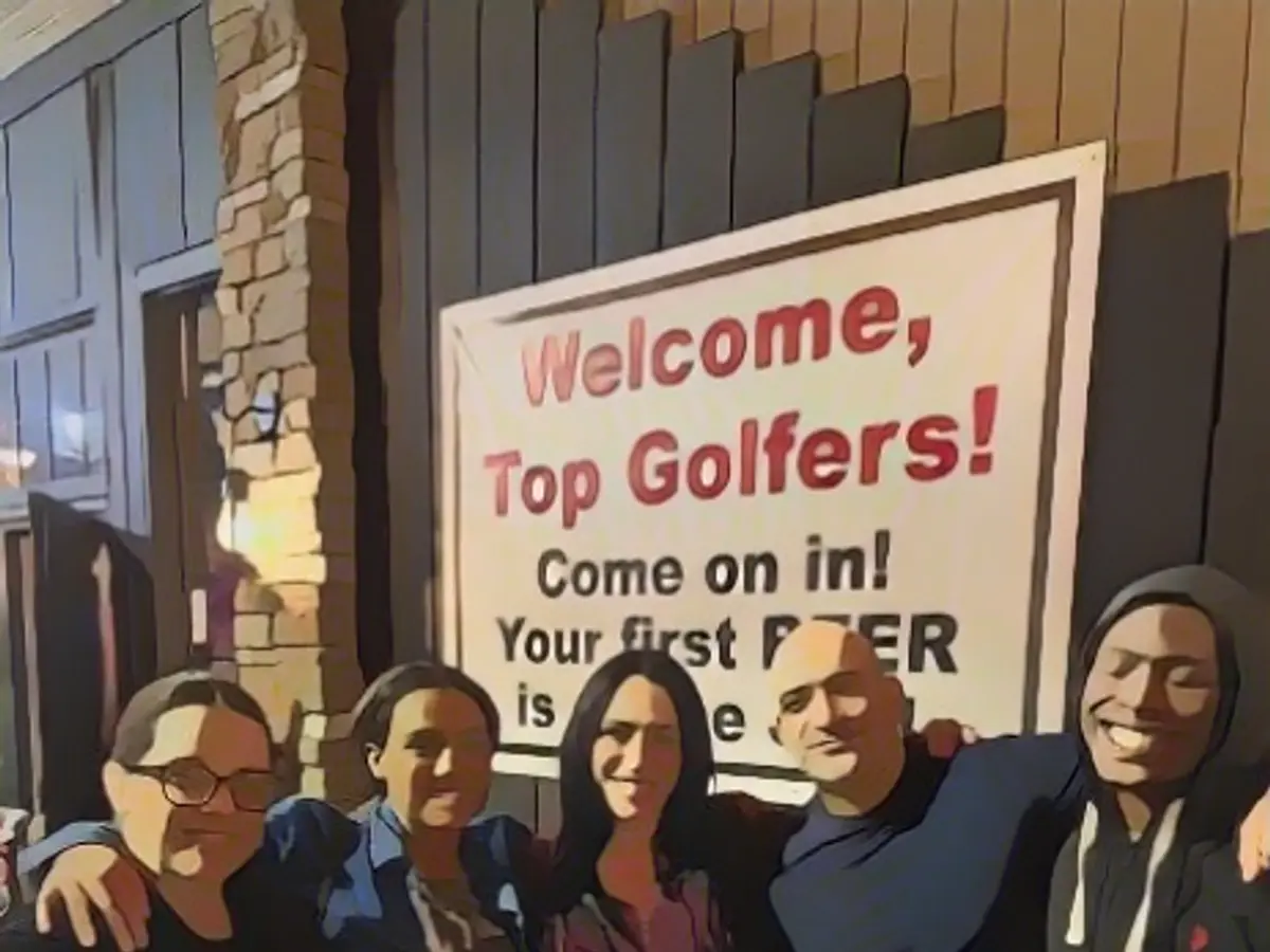 Renee, Alanah, Laura, Carlos și Q sunt fotografiați aici la un loc de golf. 