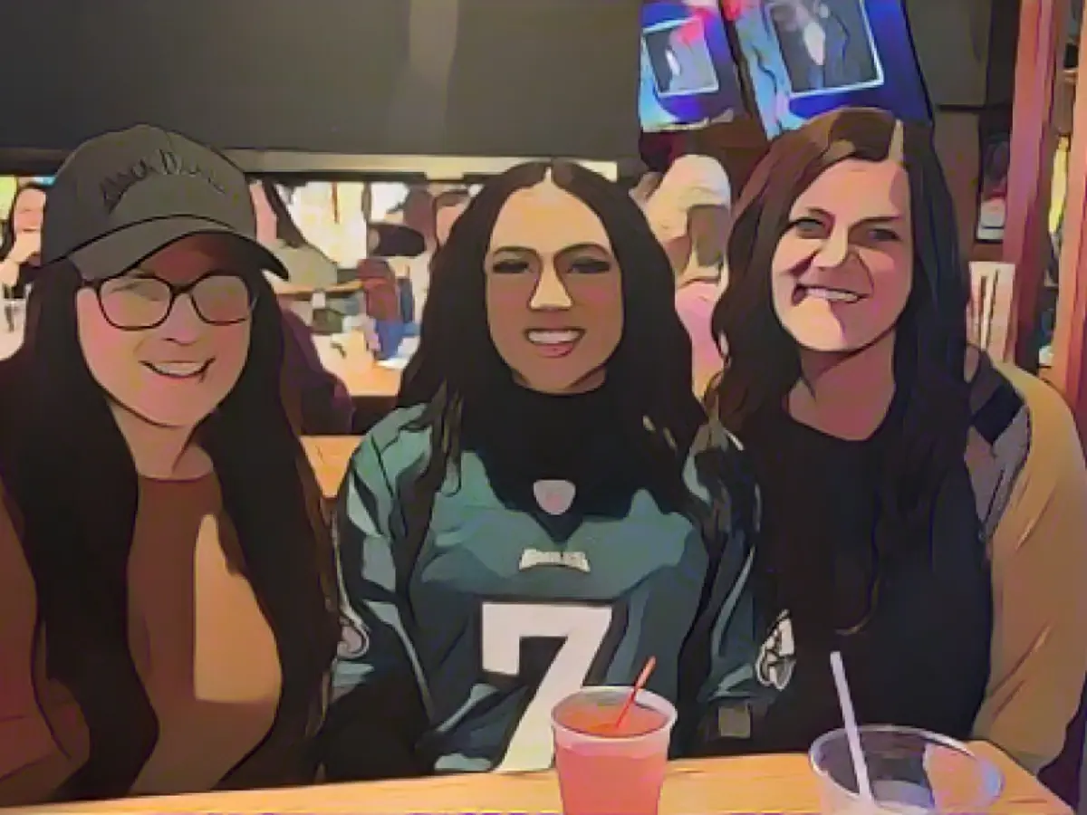 Il gruppo ha anche trascorso insieme la domenica del Superbowl. Ecco Renee, Alanah e Michelle.