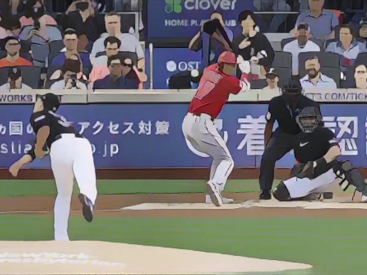 Shohei Ohtani lovește împotriva celor de la New York Mets.