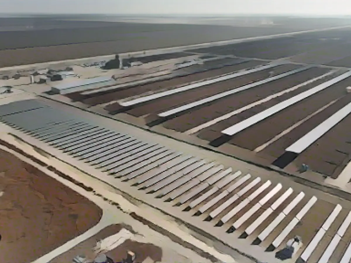 Rocile sunt încălzite de mii de panouri fotovoltaice care înconjoară prototipul Antora Energy, la vest de Fresno.