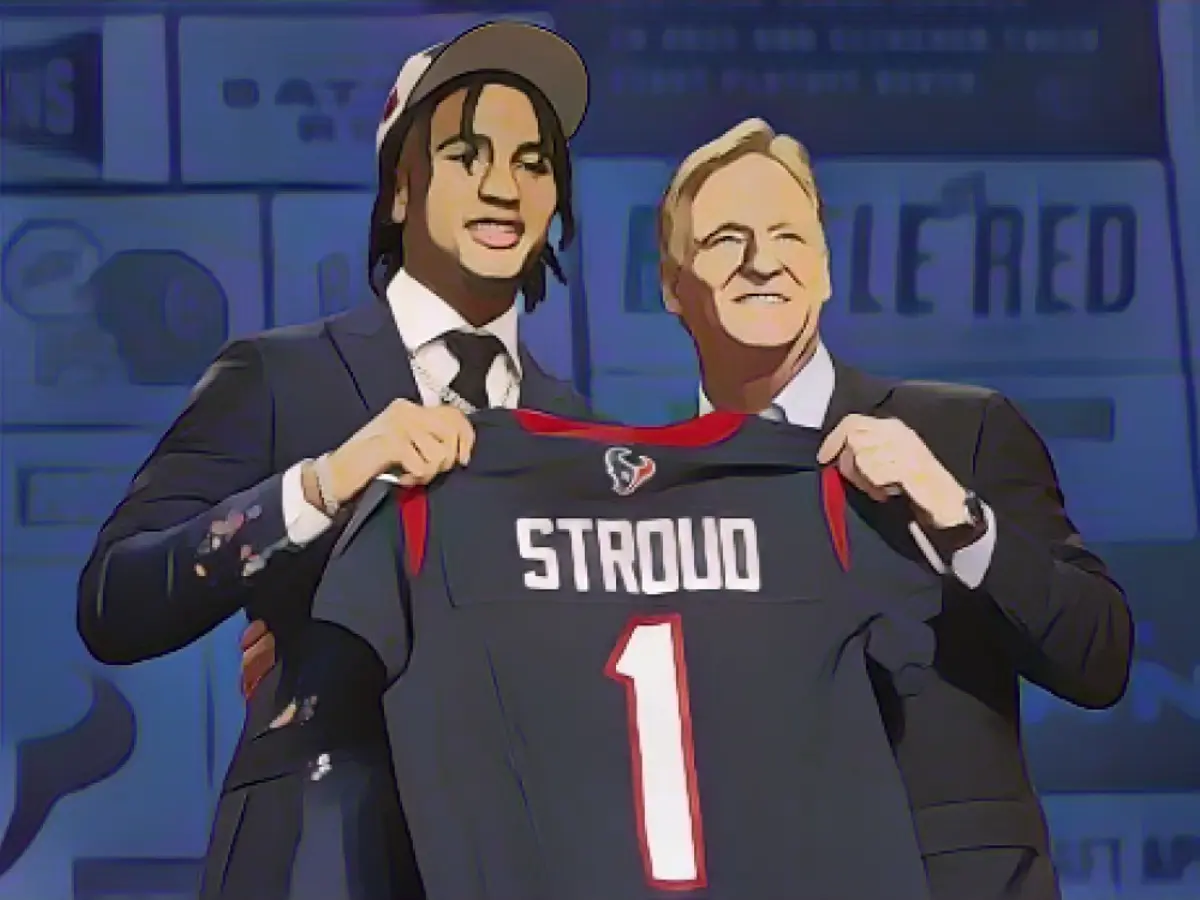 Stroud, 2023 NFL draftının ilk turunda 2 numaralı seçimle Texans tarafından seçildikten sonra NFL komisyon üyesi Roger Goodell ile poz veriyor.