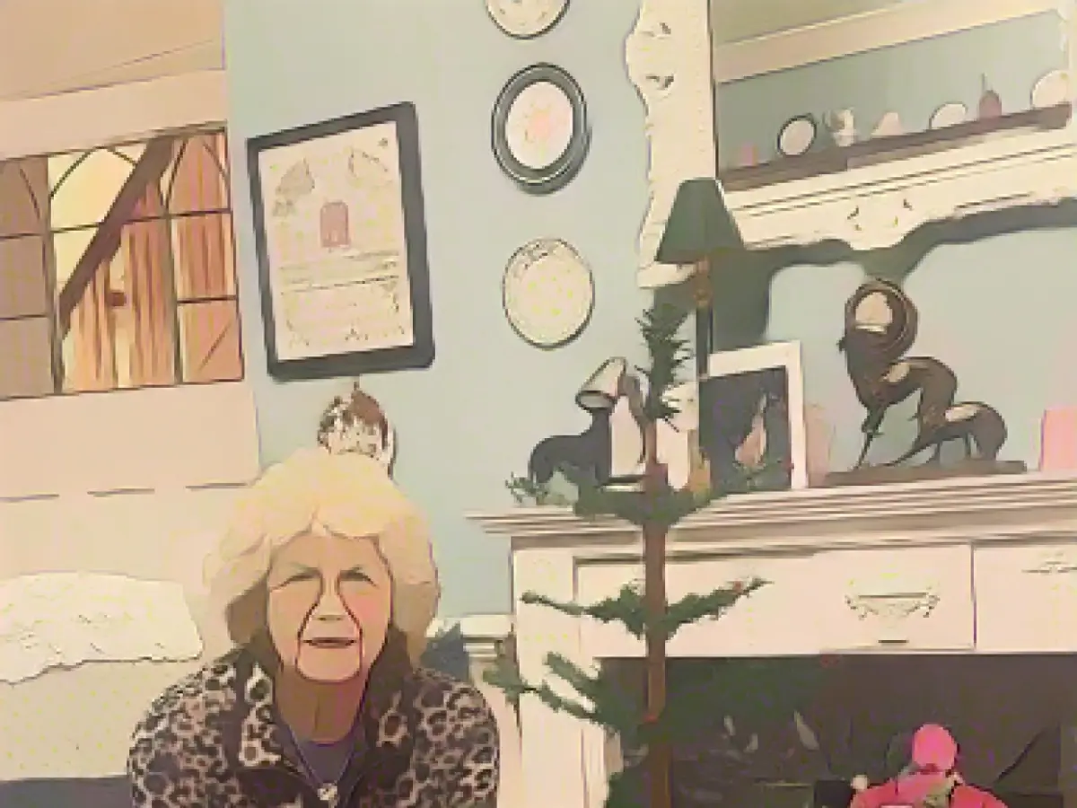 Shirley Hall, nella foto a casa sua nel Leicestershire, in Inghilterra, ha ereditato l'albero dalla madre all'età di 84 anni.