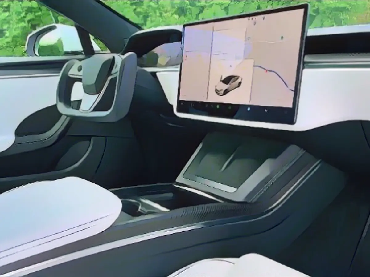 Большой экран является стандартным для Tesla. Управление интуитивно понятно.