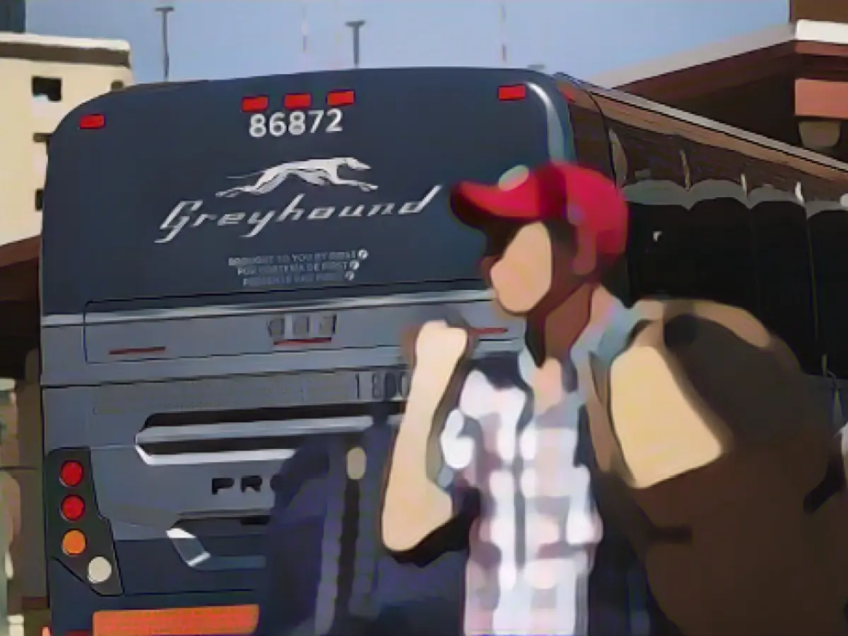 Автобус стоит на станции Greyhound в Эль-Пасо, штат Техас, в 2021 году. Станции Greyhound закрываются по всей стране, что ставит под угрозу систему междугородних автобусных перевозок.