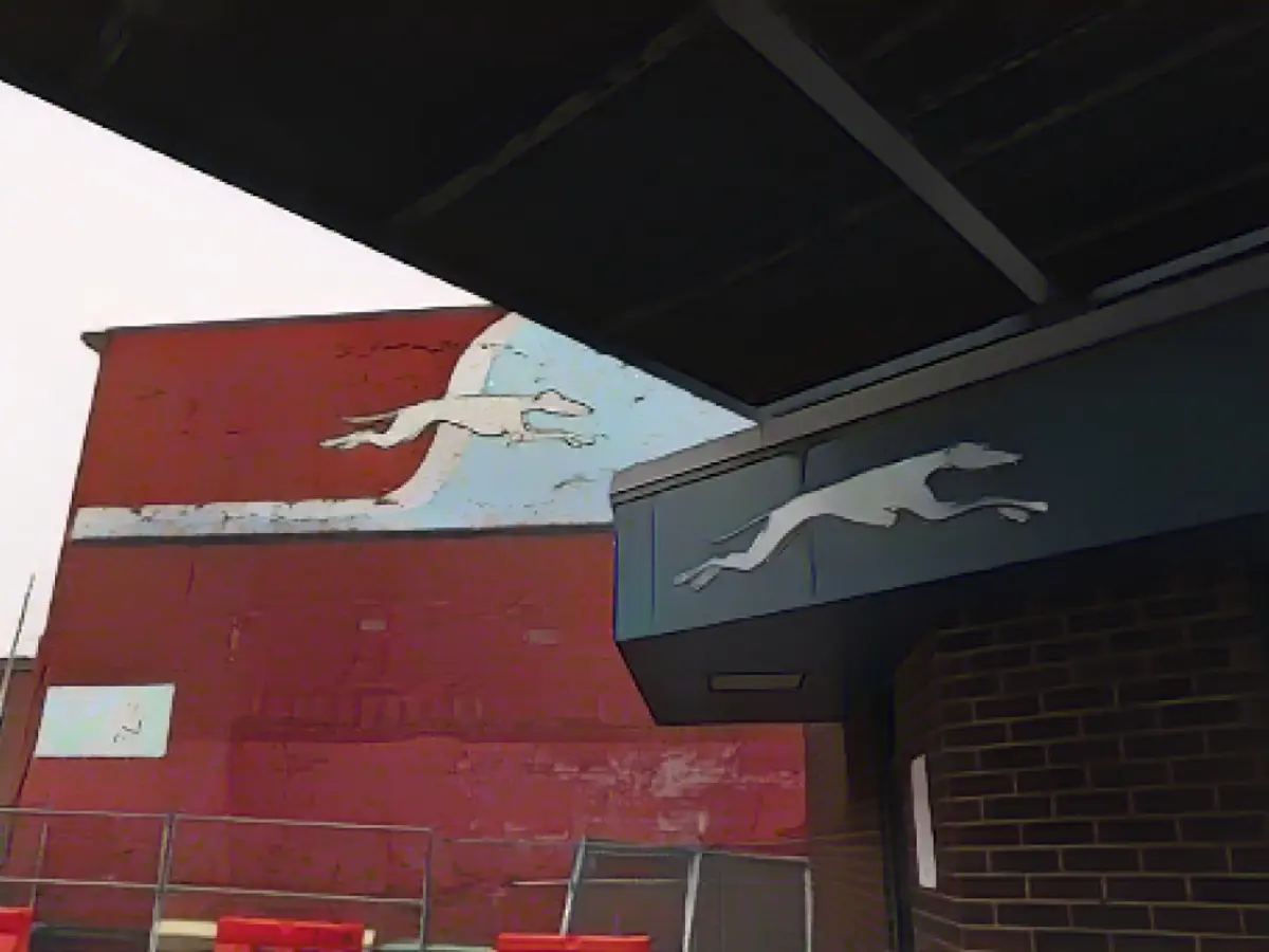 Снаружи автобусного терминала Greyhound в Портленде, штат Мэн, в 2021 году. Ретро-фреска будет демонтирована.
