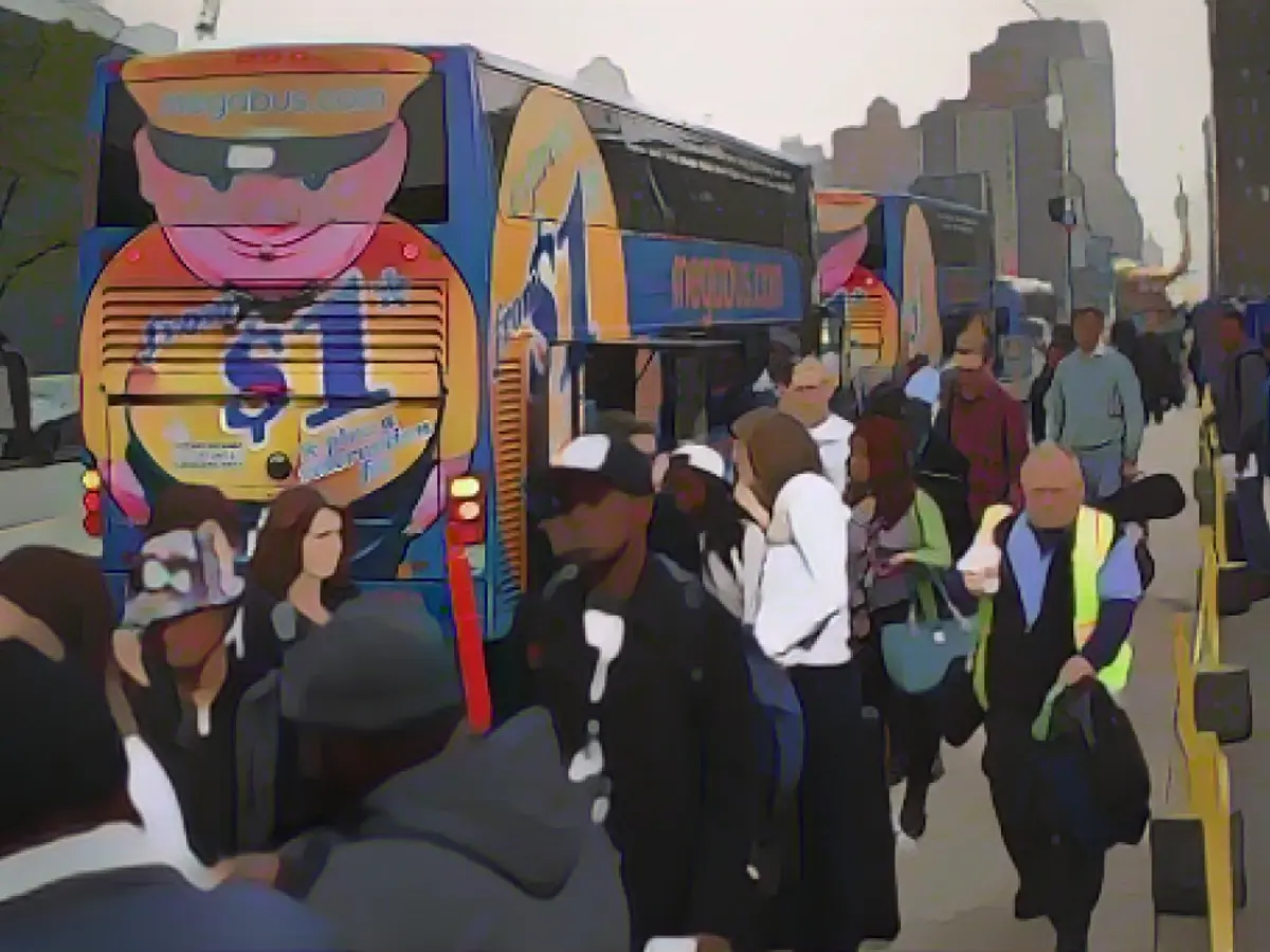 Пассажиры выстраиваются в очередь на посадку в автобусы Megabus в Нью-Йорке в 2014 году. Развозки по обочинам привлекают новых пассажиров, но обычно в них нет удобств.
