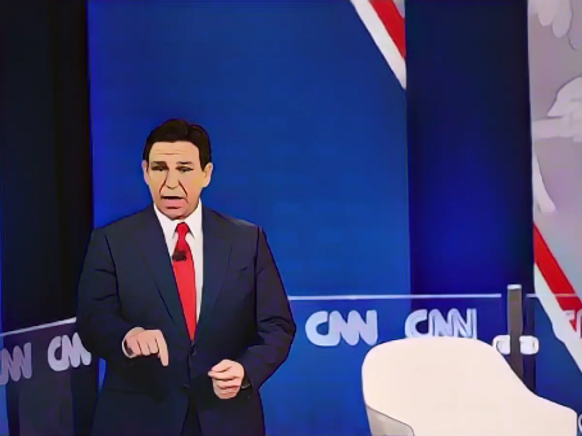 Florida Valisi Ron DeSantis 12 Aralık 2023'te Des Moines, Iowa'da bir CNN belediye binasına katılıyor.