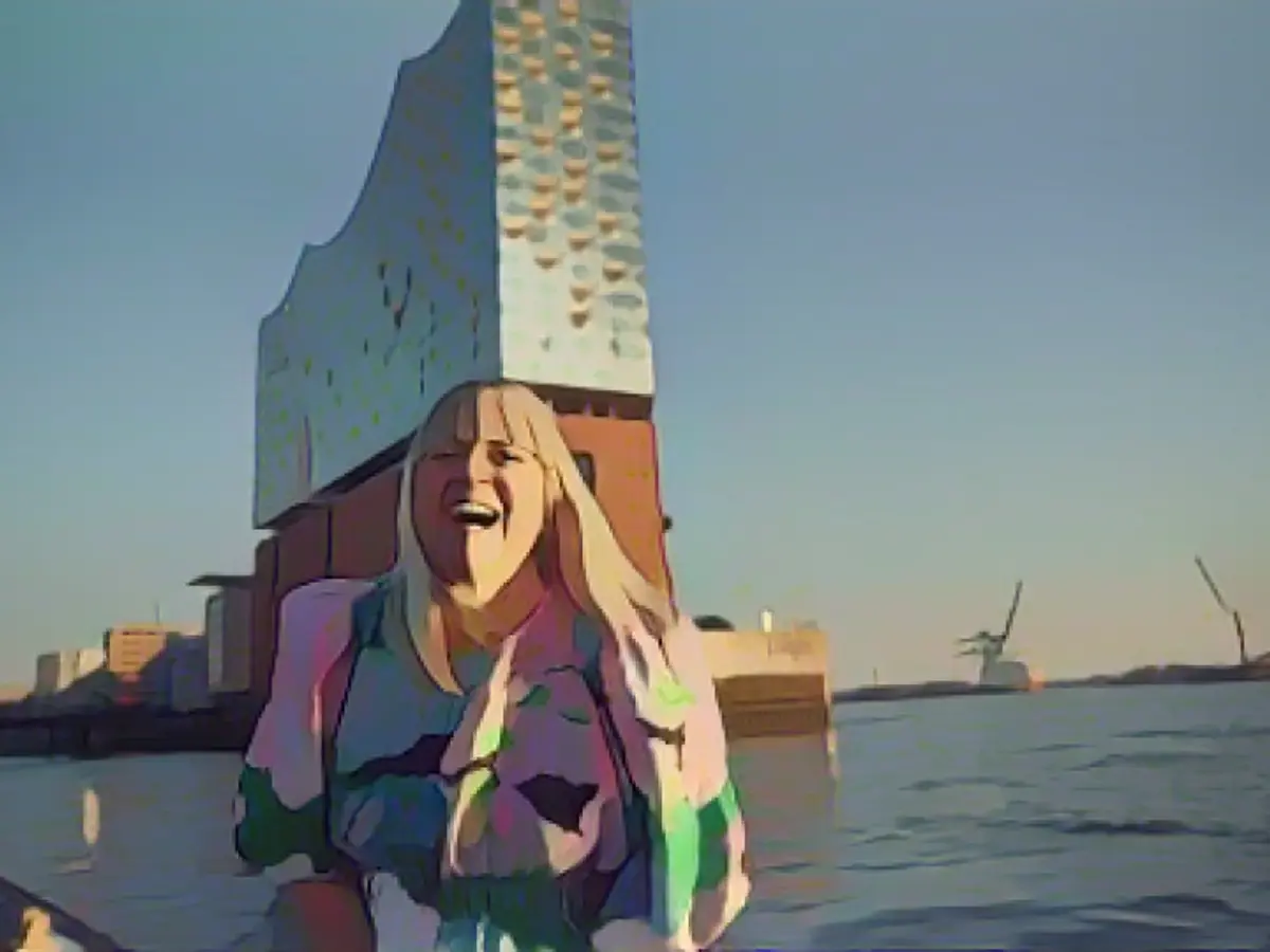 Likes it colorful: Melodie Michelberger in a summer dress in front of the Elbphilharmonie in Hamburg