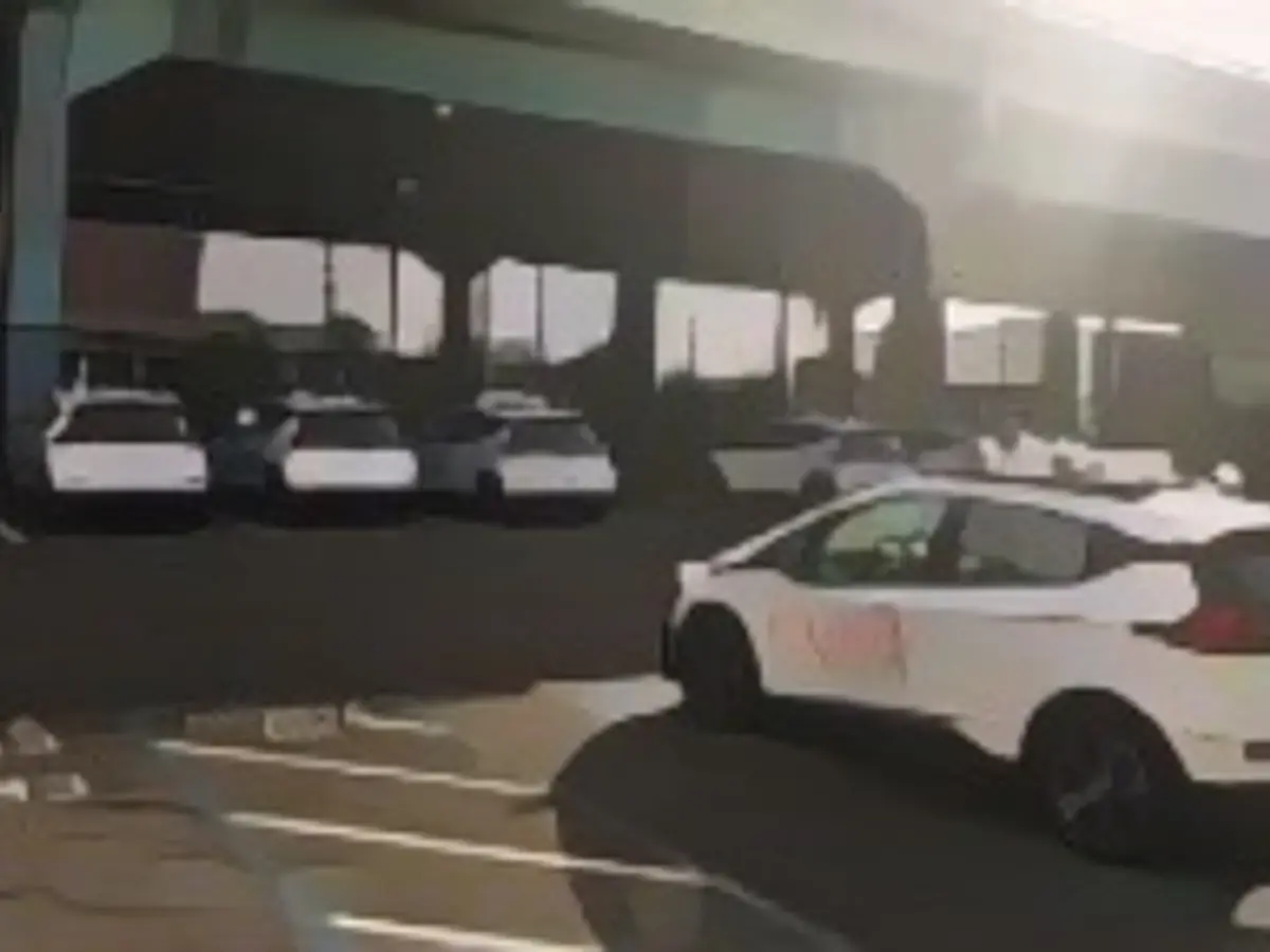Самоуправляемый автомобиль Cruise, принадлежащий General Motors Corp, виден возле штаб-квартиры компании в Сан-Франциско, где она проводит большинство своих испытаний, в Калифорнии, США, 26 сентября 2018 года.