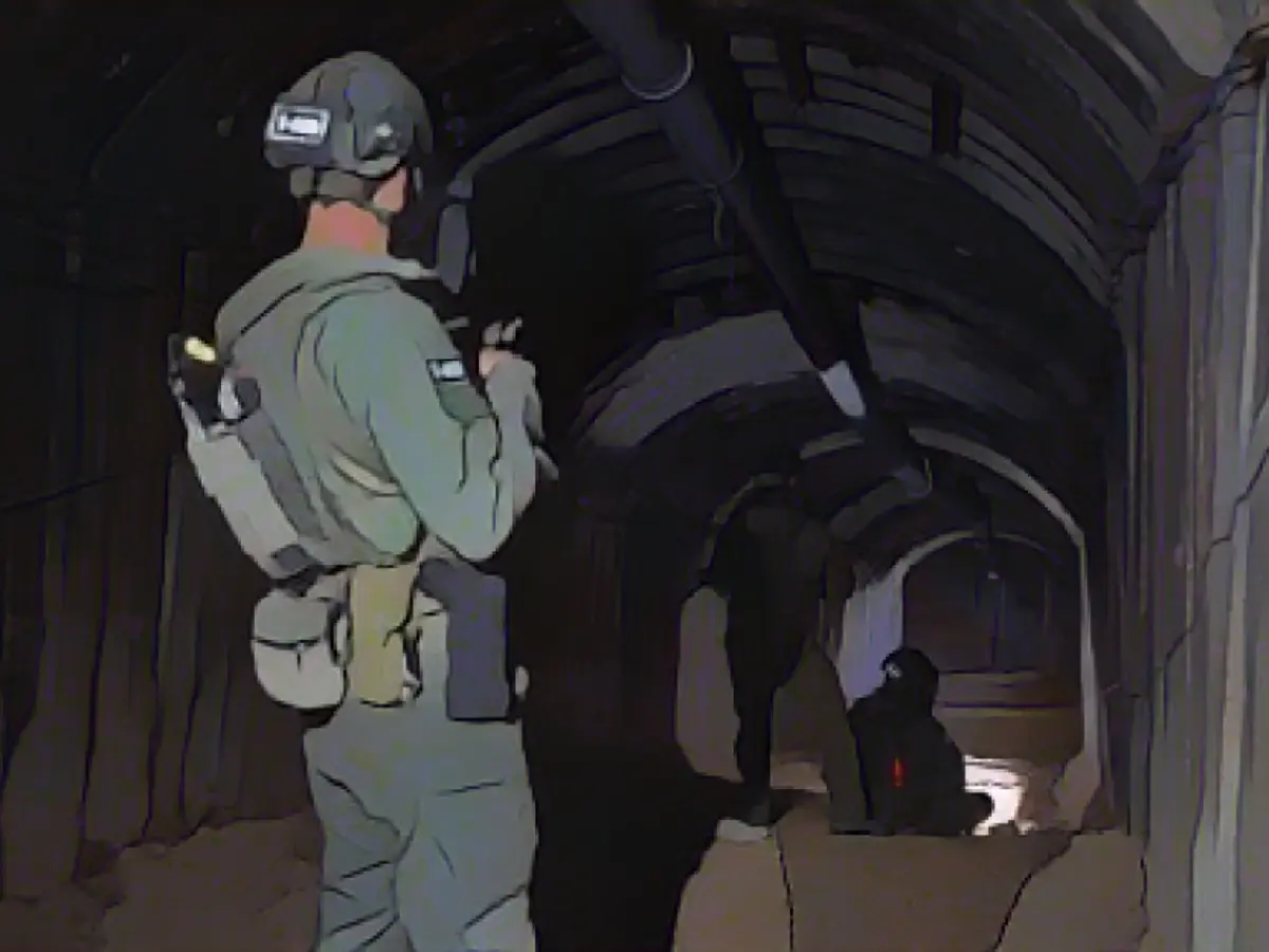 Солдаты ЦАХАЛа проникают в туннель.