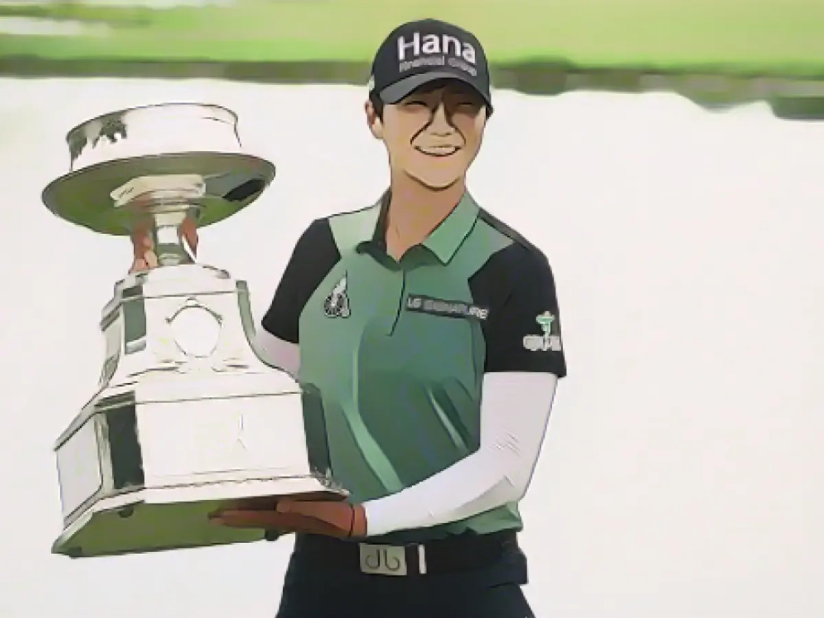 Parker feiert die Überhöhung der Trophäe nach dem Gewinn der KPMG Women's PGA Championship.