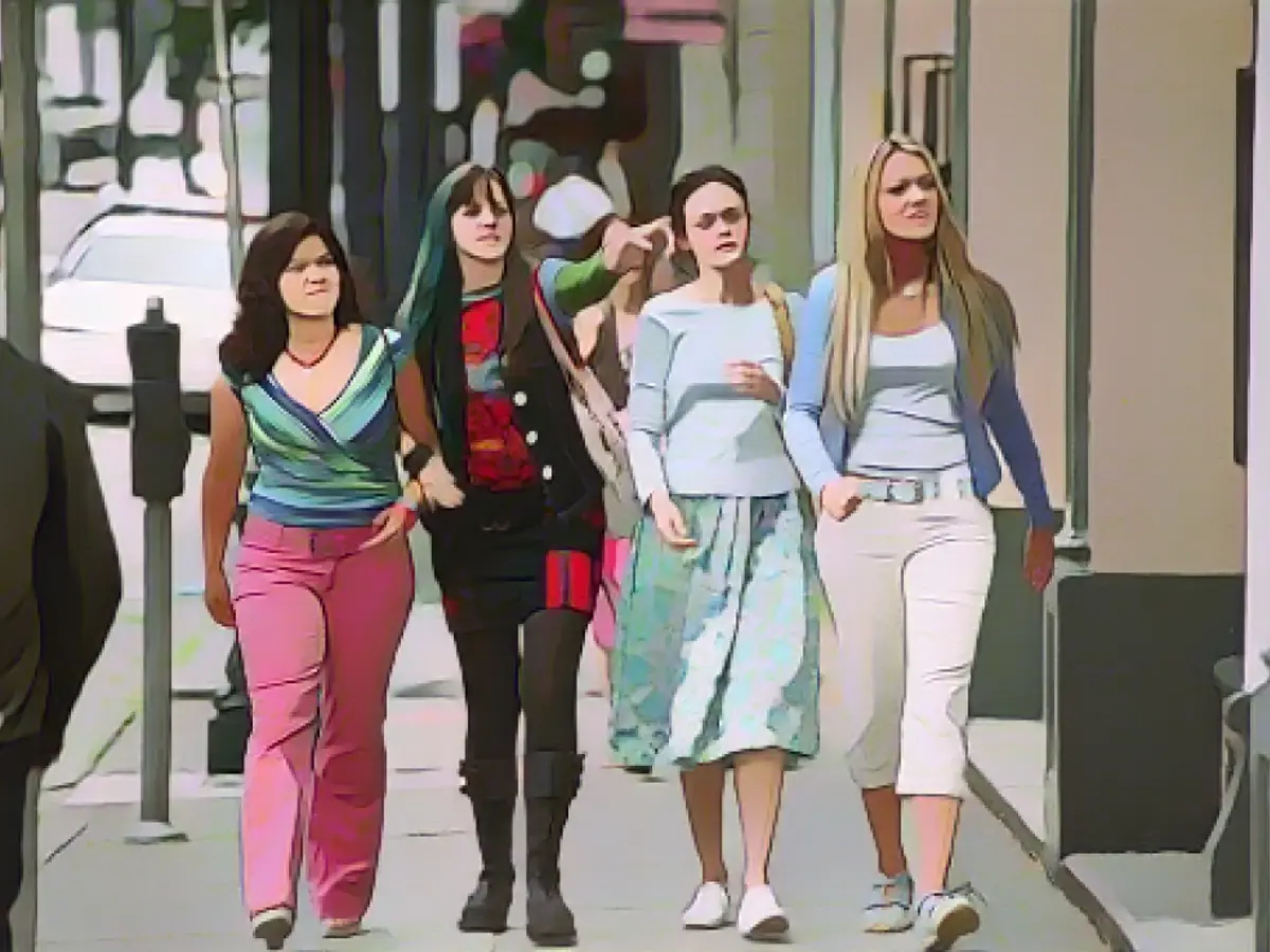 (Da esquerda) America Ferrera, Amber Tamblyn, Alexis Bledel, Blake Lively em 'The Sisterhood Of The Traveling Pants'.