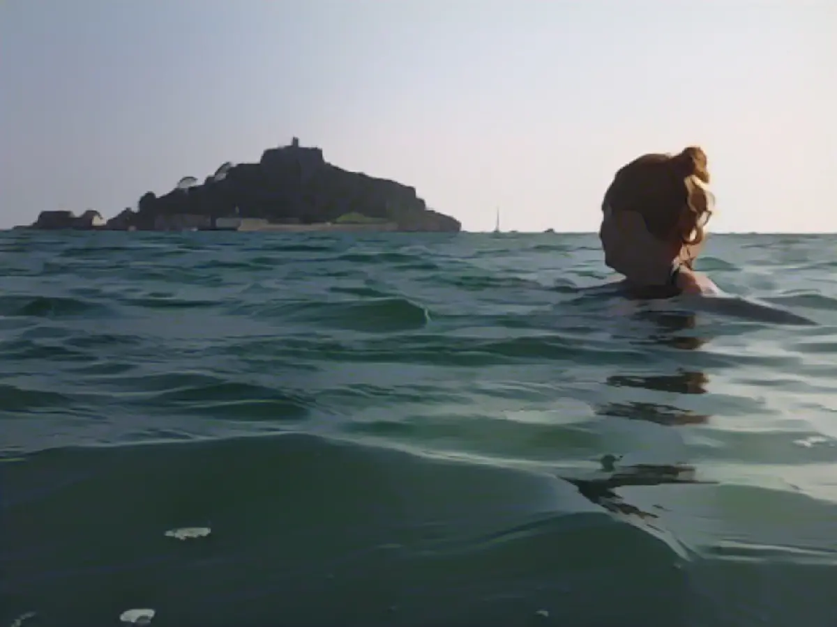 Diese kegelförmige Gezeiteninsel in Mounts Bay, in der Nähe des hübschen Dorfes Marazion, beherbergt eine Burg und eine Kirche aus dem 12. Jahrhundert.