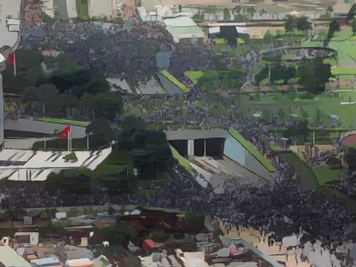 Os protestos democráticos aumentaram em 2019, com grandes multidões a acorrerem a um movimento que foi abraçado por Lai e pelo seu jornal