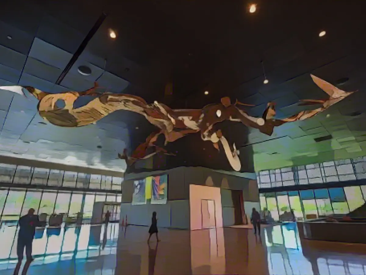 Ein Kunstwerk des afroamerikanischen abstrakten Bildhauers und Künstlers Richard Hunt in der Lobby des Smithsonian Institute's National Museum of African American History and Culture in Washington, DC.