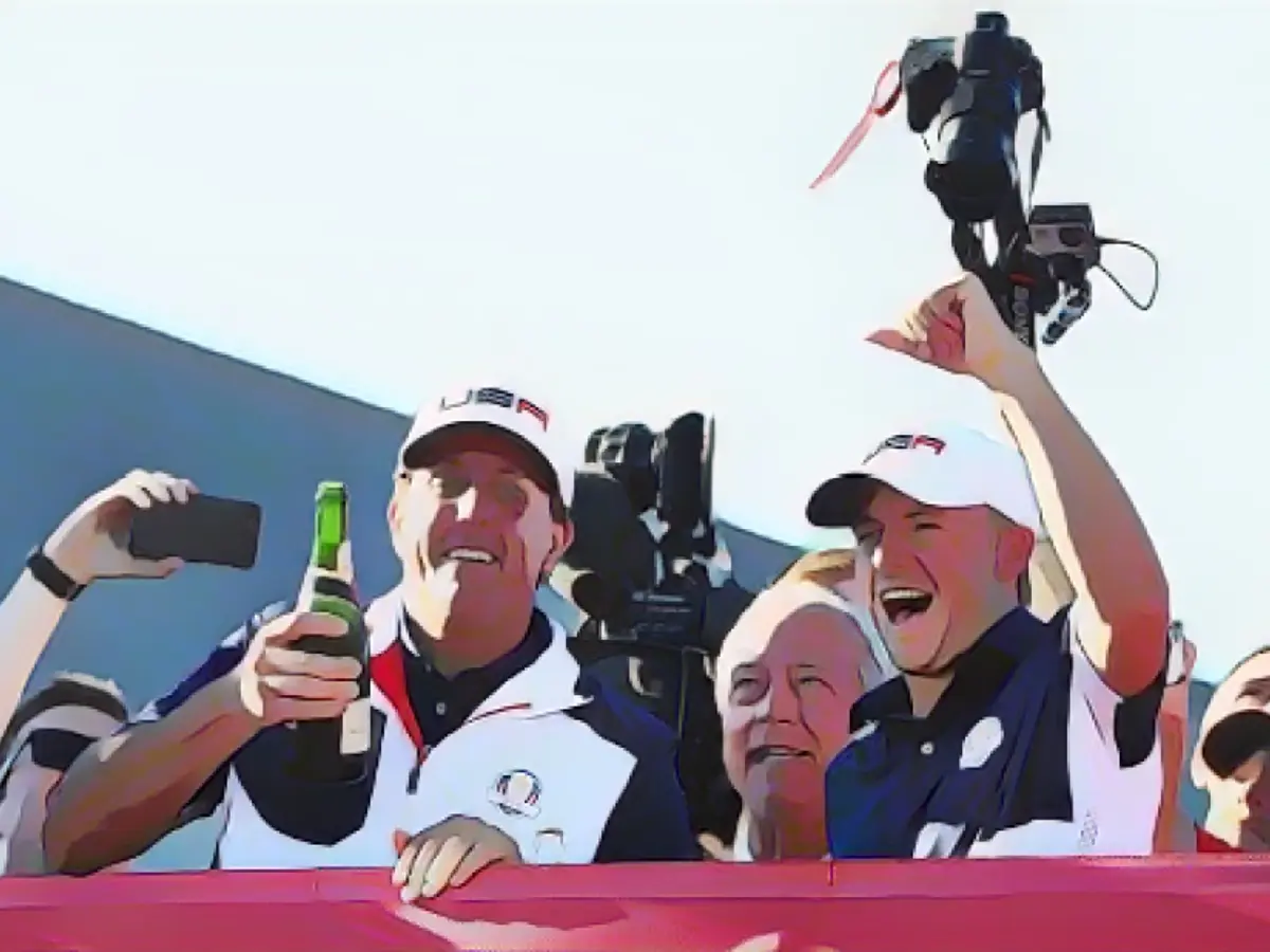 Die Amerikaner Phil Mickelson und Jordan Spieth feiern mit Champagner, nachdem sie für ihr Team den Ryder Cup gewonnen haben.