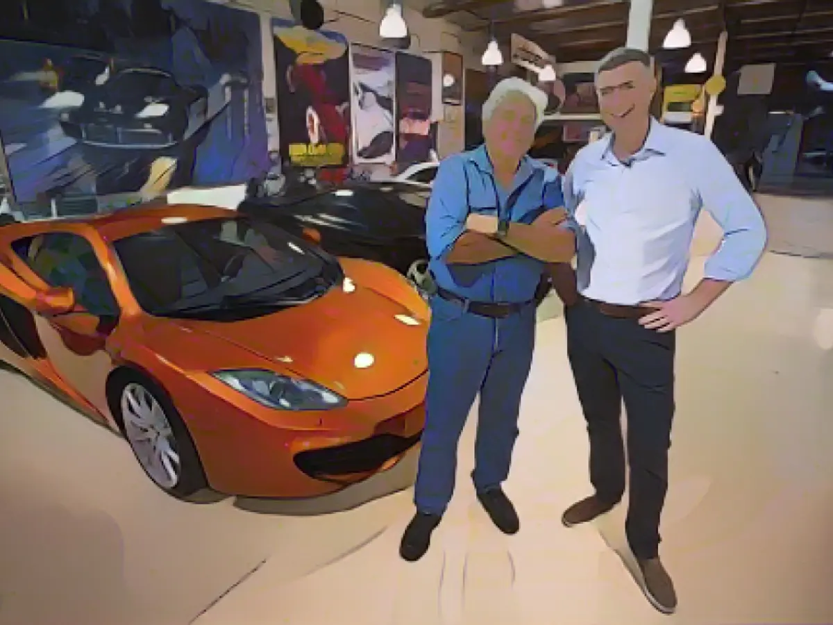 Jay Leno in seiner Garage mit Don Riddell von CNN Sports