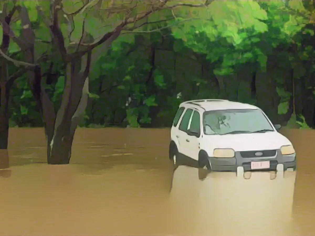 Une voiture inondée près de la rivière Barron à Cairns, Australie, le 16 décembre 2023.