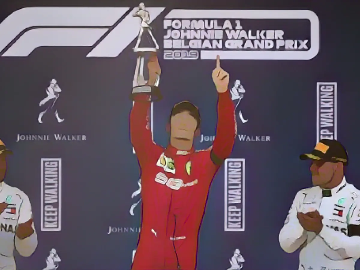 Charles Leclerc feiert seinen ersten Formel-1-Sieg.