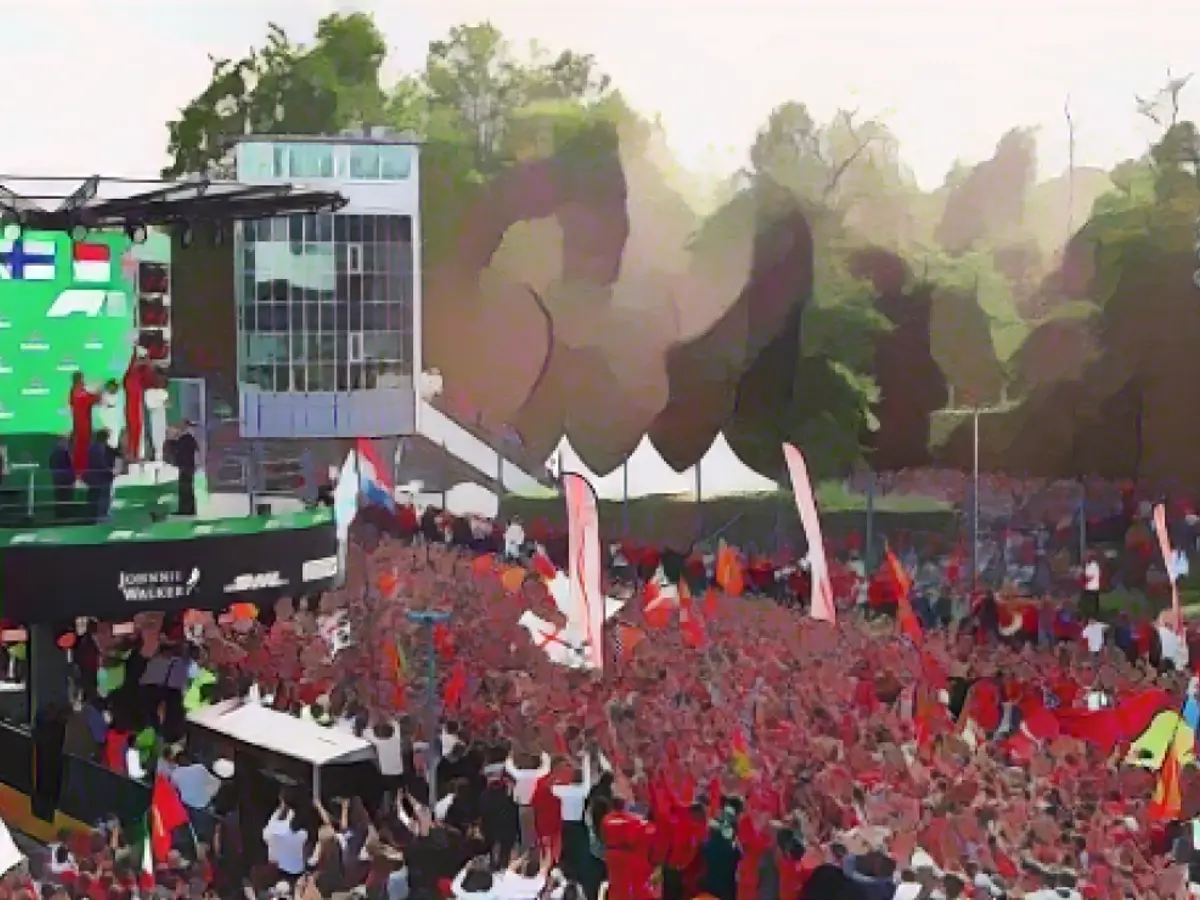 Leclerc stand auf dem Podium, vor einem Meer von Ferrari-Fans.