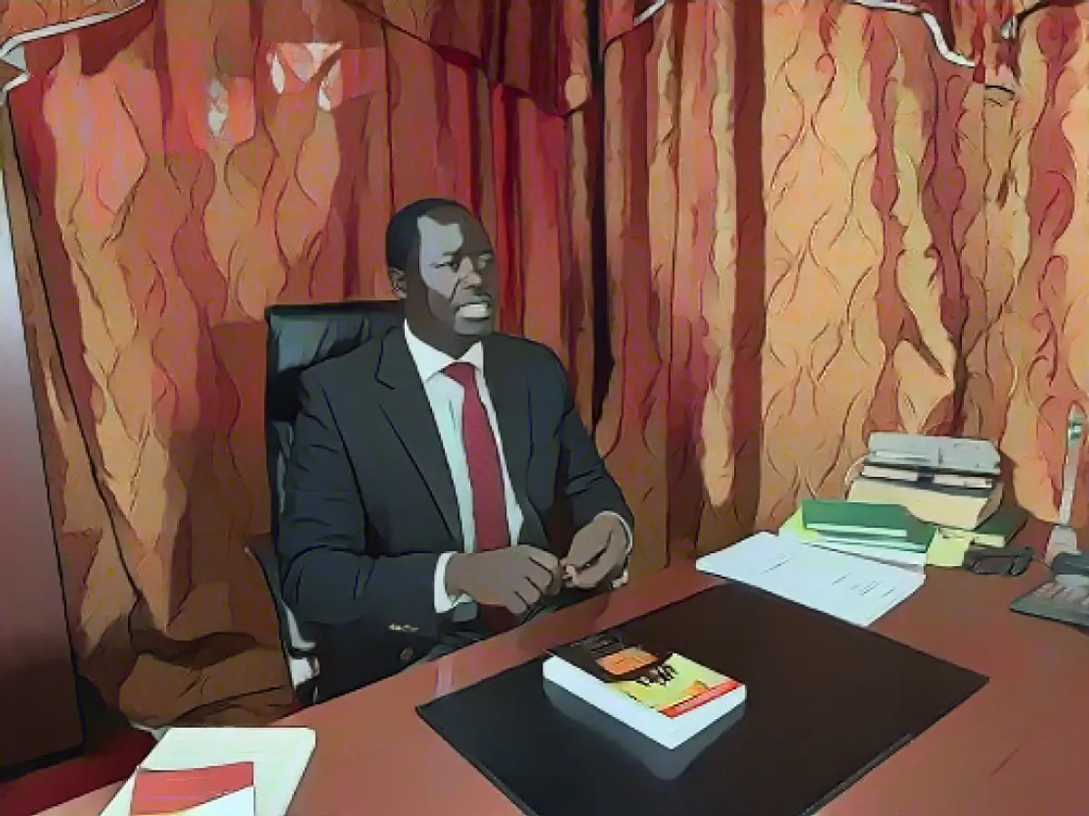 Der kenianische Oppositionspolitiker Peter Kaluma, der Hauptbefürworter des kenianischen Familienschutzgesetzes 2023, zeigt in seinem Büro in Nairobi ein Exemplar von Sharon Slaters Buch 