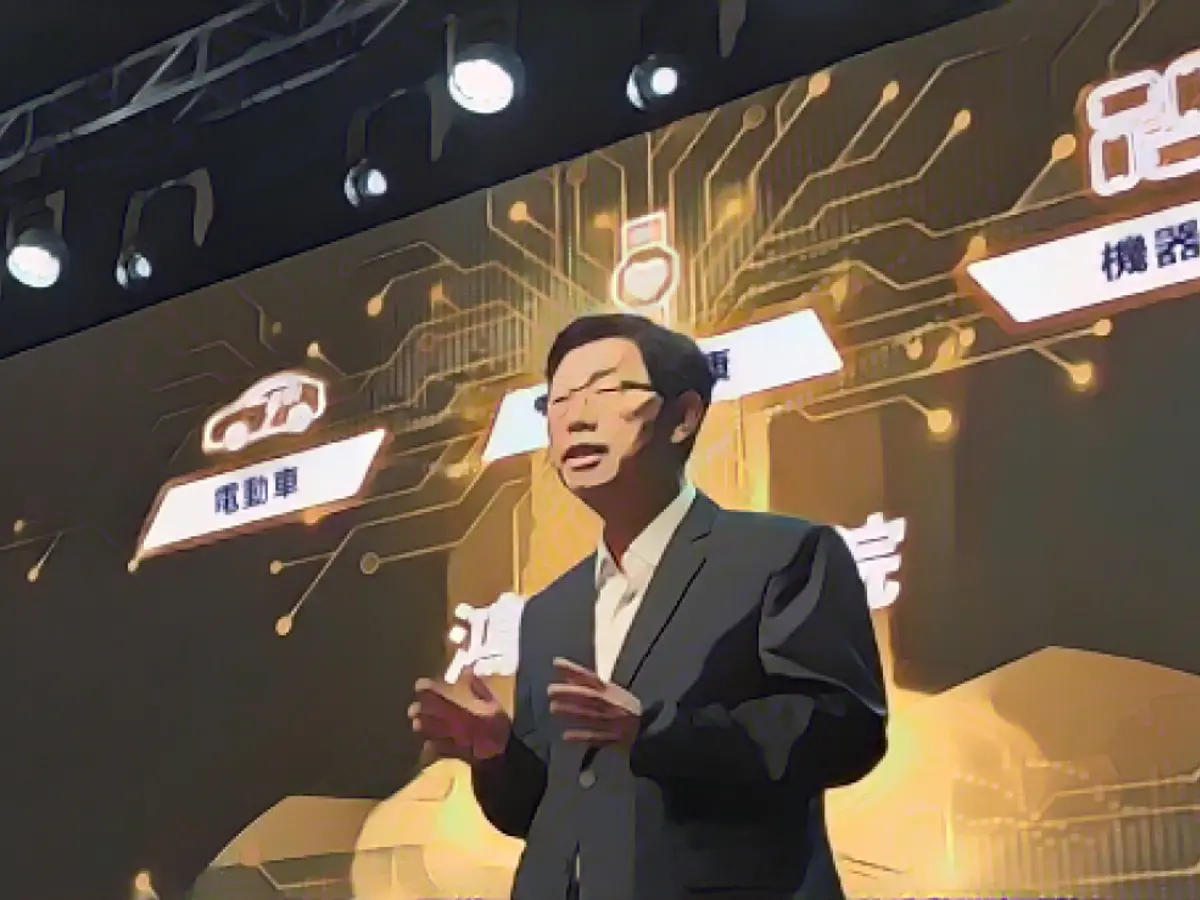 Председатель совета директоров Foxconn Янг Лю выступает на мероприятии, посвященном презентации новых технологий компании, в Тайбэе, Тайвань, 16 октября 2020 года.