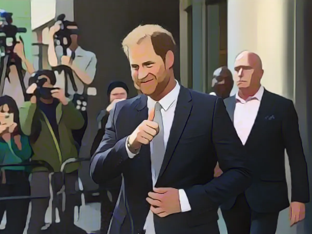 Harry alza il pollice mentre lascia l'Alta Corte di Londra dopo aver testimoniato al processo sulle intercettazioni telefoniche del Mirror Group il 7 giugno 2023.