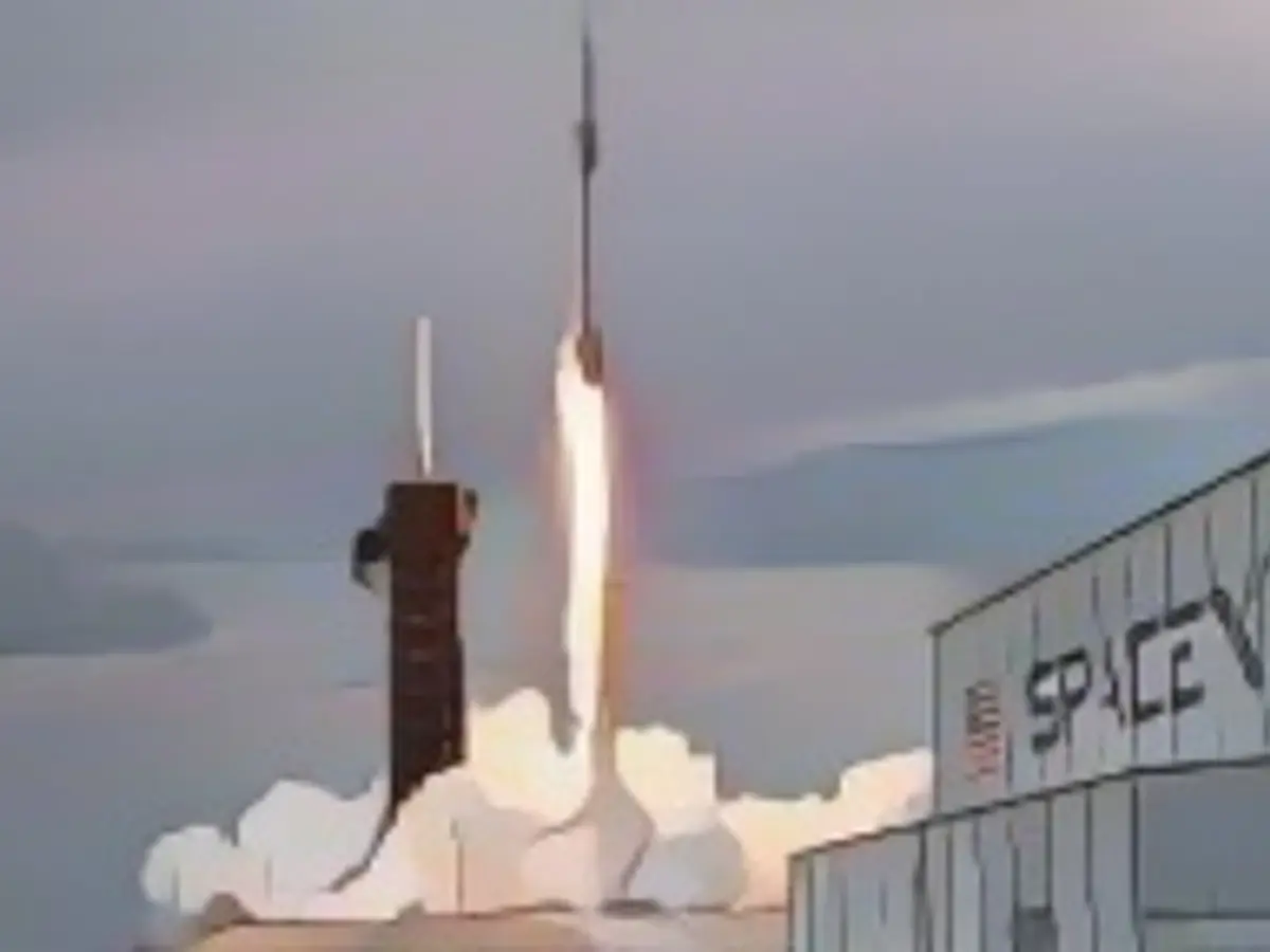 Корабль Axiom Mission 2 (Ax-2) на борту корабля SpaceX Falcon 9 и капсулы Dragon с 4 членами экипажа на Международную космическую станцию поднимается из Космического центра имени Кеннеди (Флорида, США) 21 мая 2023 года.  REUTERS/Joe Skipper