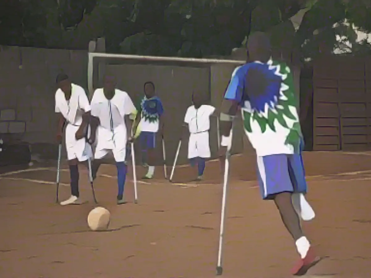 Ампутанты в Сьерра-Леоне играют в адаптивный футбол, где у игроков может быть только одна нога, и они не могут использовать протезы в игре.