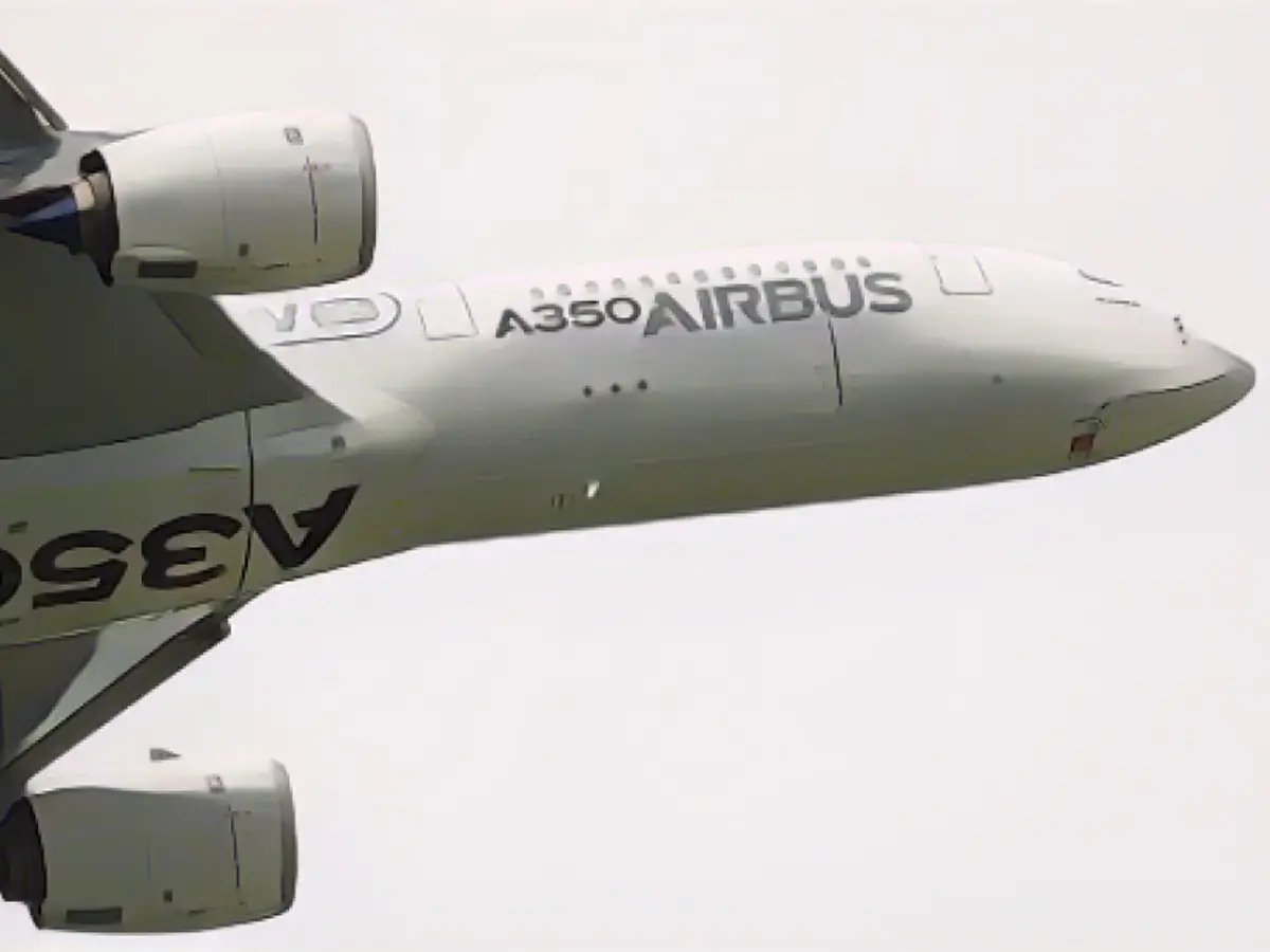 Auch der zweite jemals gebaute Airbus A350XWB ist in Farnborough ausgestellt. Es begeisterte das Publikum mit seinem supersteilen Start.