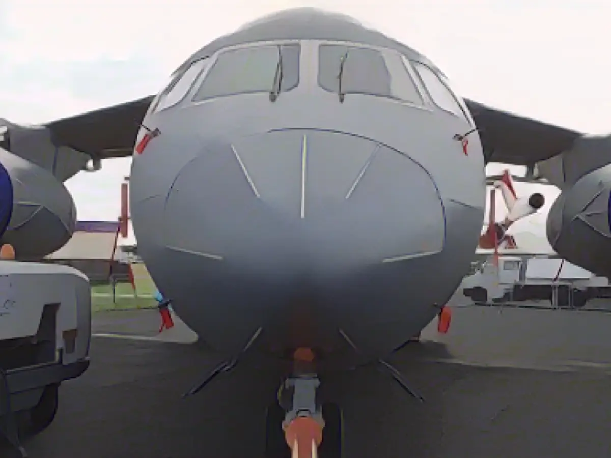 Die Antonov An-178 ist ein zweimotoriges allgemeines Transportflugzeug mit markanten Linien. Oder, wie ein Zuschauer aus Farnborough bemerkte, „ein fetter Delphin mit Flügeln“.