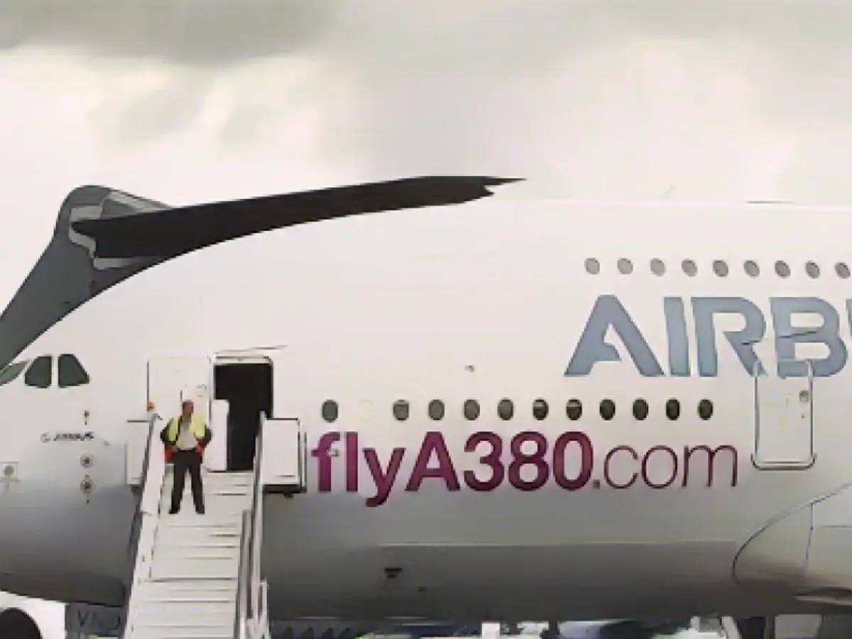 Der „Big Daddy“-Airbus A380 ist zwar mehr als ein Jahrzehnt alt, aber er begeistert die Zuschauer in Farnborough immer noch mit unglaublichen Kunstflugleistungen für ein Flugzeug seiner Größe.