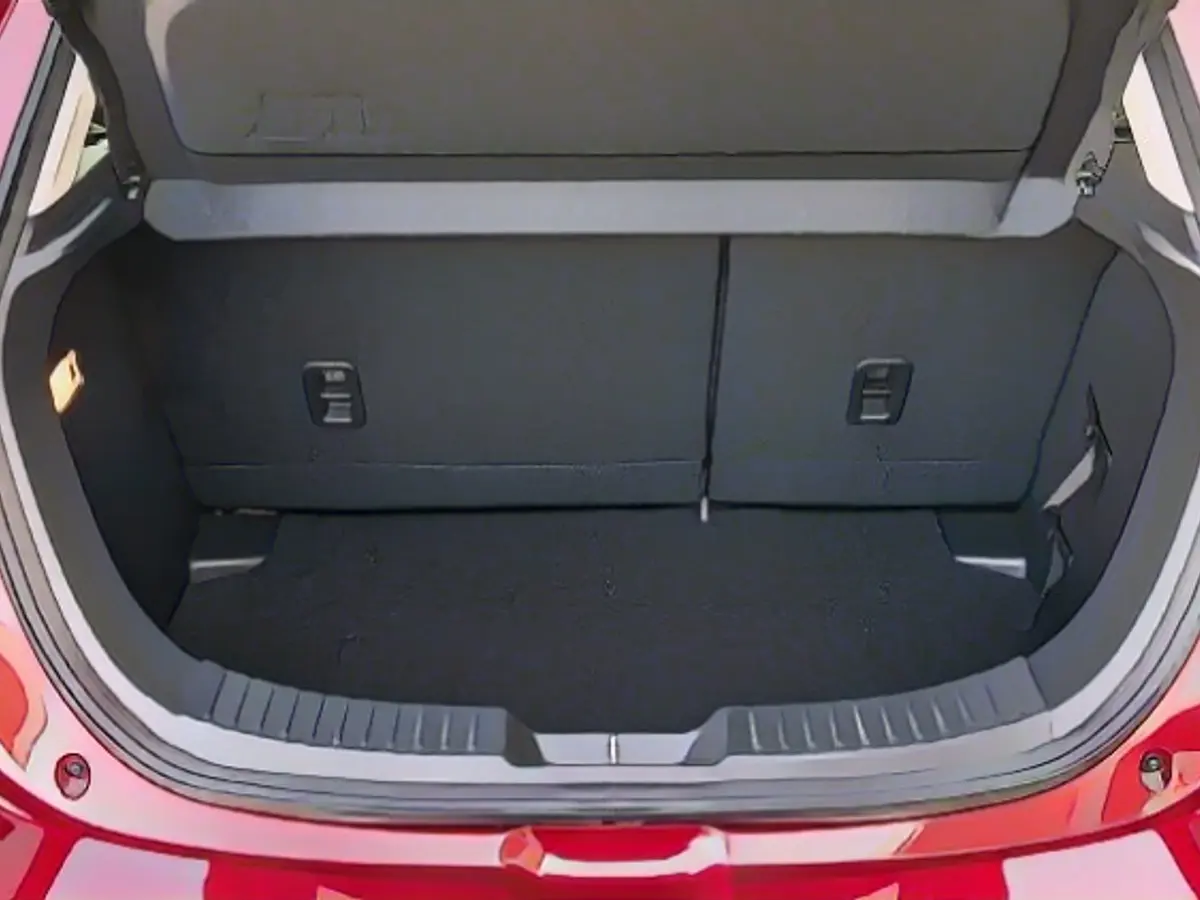 The luggage compartment holds between 280 and 950 liters.